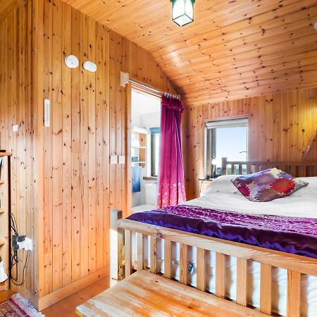 Seaside Log Cabin, Carna Exterior photo